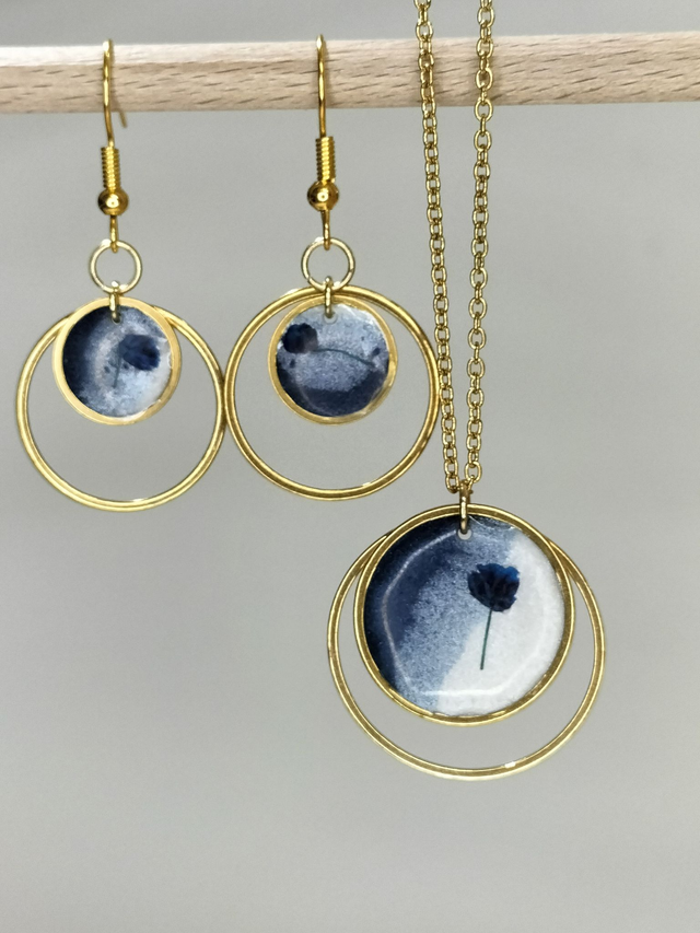 Parure boucles d'oreilles et pendentif bleu blanc or