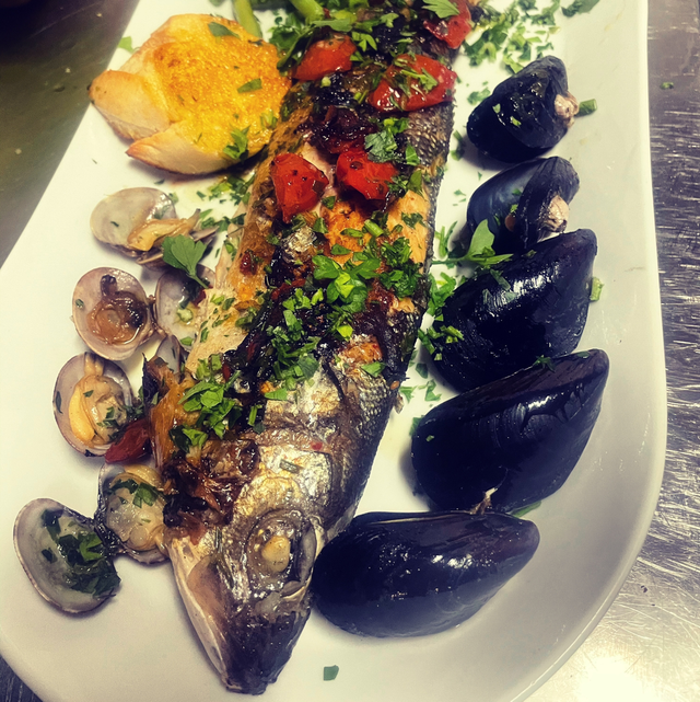 Spigola (Wolfsbarsch) mit Salatbeilage