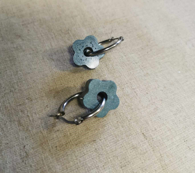 Créoles fleurs bleu nacré