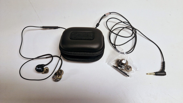 Fender CXA1 IE / MIC in-ear-hörlurar, svart