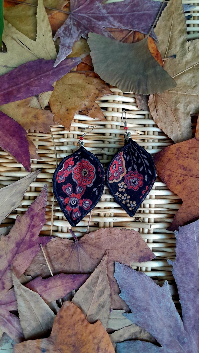 Boucles d&#039;oreilles feuilles velours noires