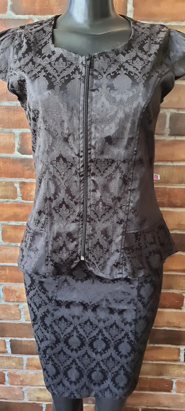 Conjunto: Saia E Blusa, T/p. Manga Curta