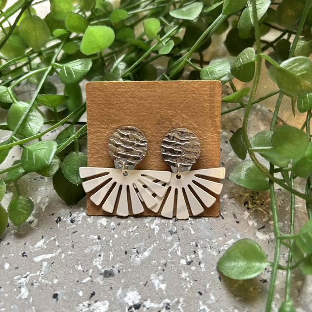 Boucles d’oreilles fantaisies blanches et argentées 