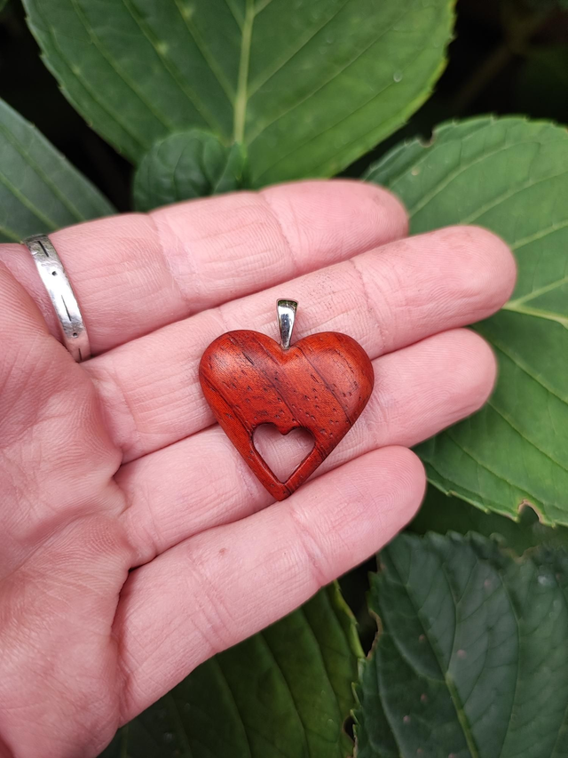 Pendentif Coeur en Bois de Padouk, Ajourage Coeur et Bélière Argent