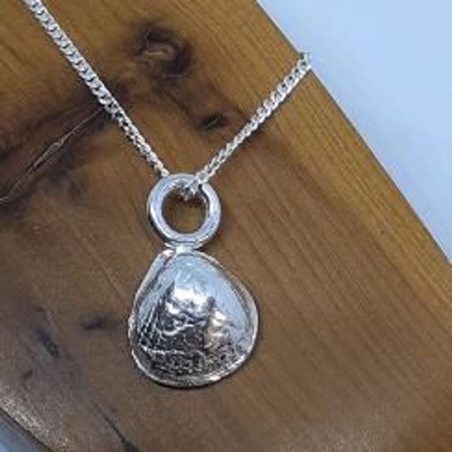 Silver shell pendant 