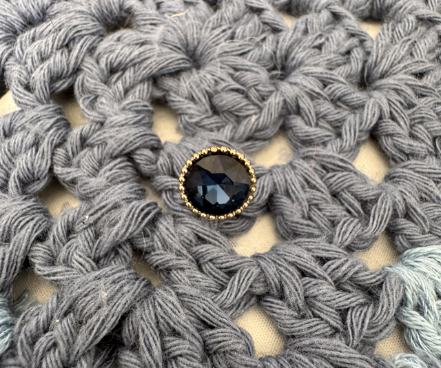 Pin’s strass bleu marine 