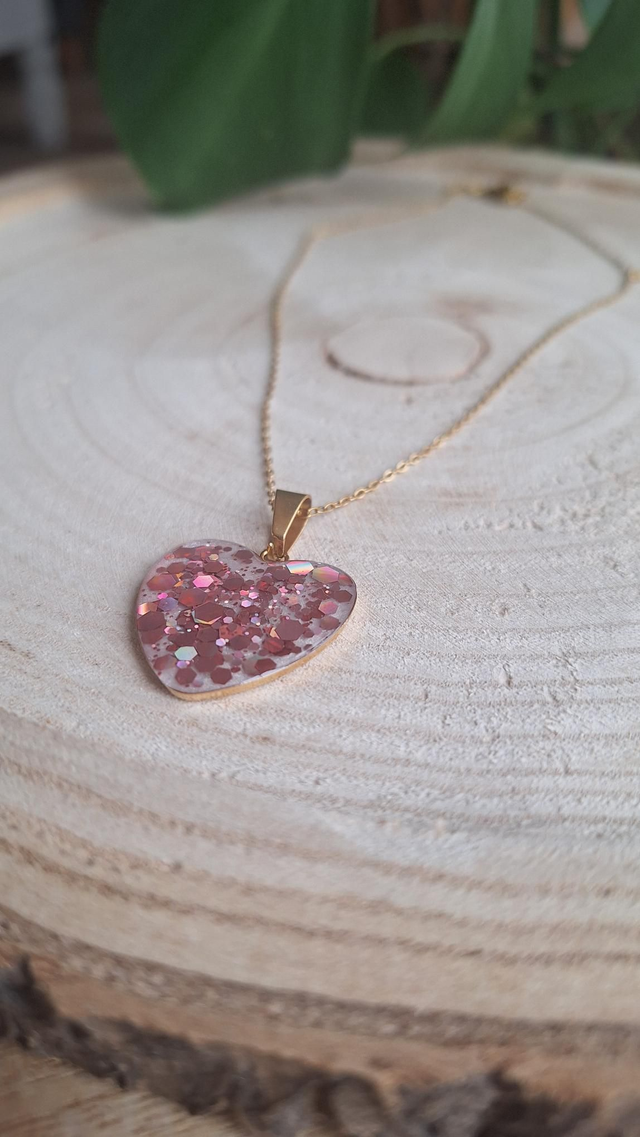 Collier doré cabochon cœur blanc/paillettes roses