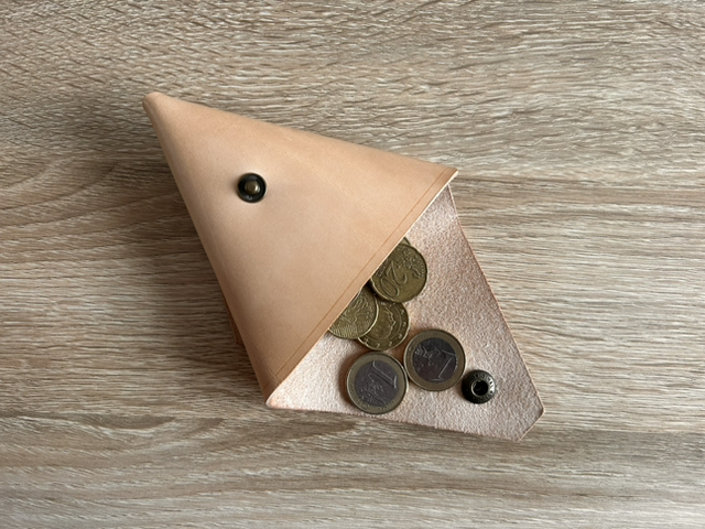 Porte-monnaie triangulaire en cuir - Coloris « Naturel » - Fabriqué à la main en France