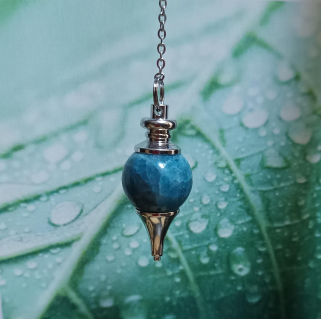 Pendule divinatoire sphère en apatite bleue