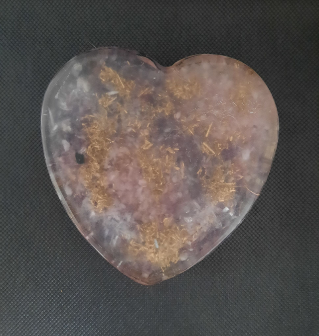 Plateau Recharge Coeur Orgonite 10 cm Améthyste / Quartz rose / Sélénite