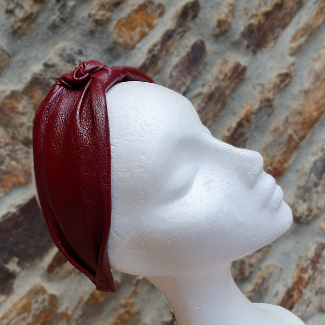 Diadema ancha estilo turbante en cuero granate Cora
