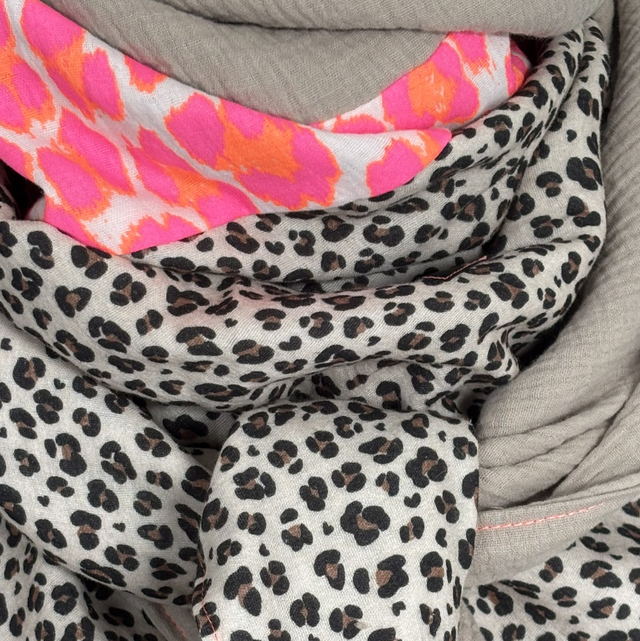 Foulard triangle — Léopard beige & touche fluo