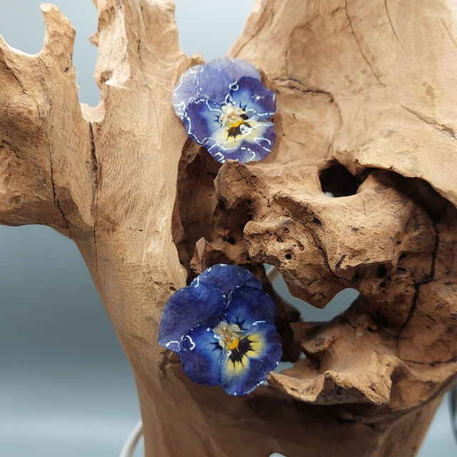 Boucles d’oreilles Pensées – Bijoux floraux faits main en résine brillante