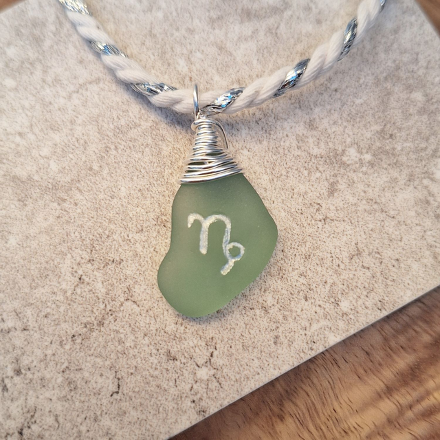 Astro Capricorne - pendentif en verre gravé et argent