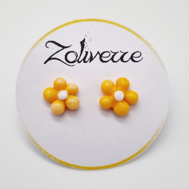 Puces d&#039;oreilles - Fleurs jaunes