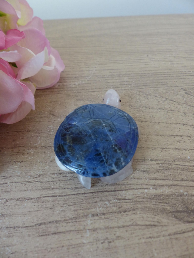 Sculpture Miniature Tortue en Pierre Blanche – Carapace Bleue – Figurine Énergétique & Décorative – Cadeau Collection Vintage