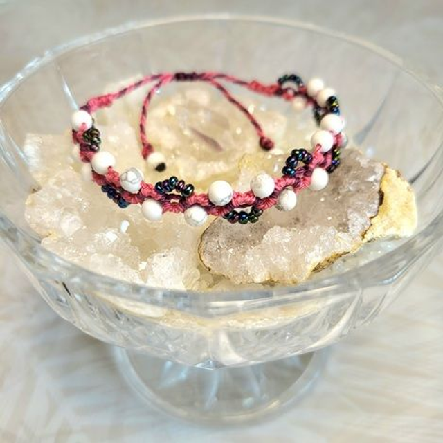 Kit Bracelet vague Howlite (micro-macramé fils rouge et bordeau, howlite pierre naturelle, perles de rocaille rouges)