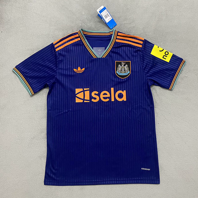 Tercera equipación Newcastle United 25, 26
