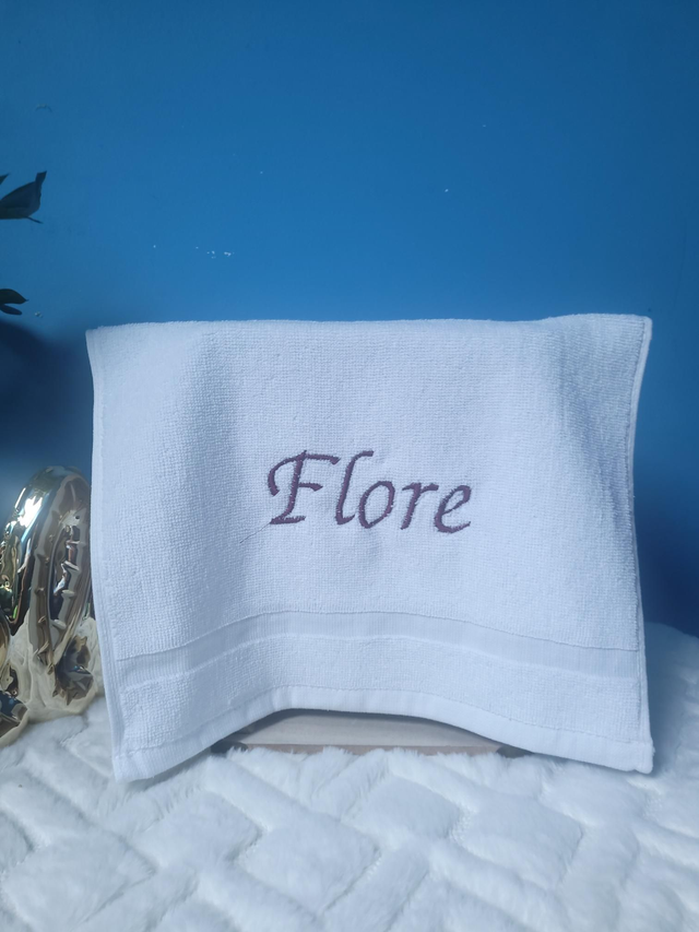 Serviette brodée Flore
