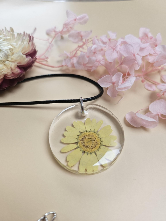 Pendentif en résine - Rond transparent fleuri jaune