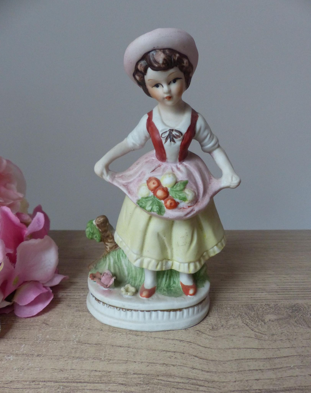 Figurine fille campagne, fermière avec des fruits et légumes, statuette jeune paysanne avec panier cueillette, décoration maison campagne