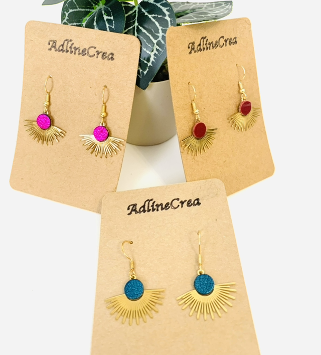 Boucles d’oreilles estampes demi soleil en acier inoxydable avec un rond de cuir.