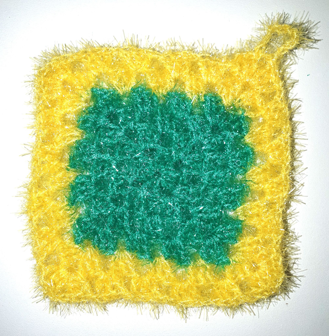 Lavette pour la toilette, la vaisselle ou les vitres verte contour jaune