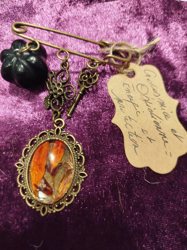 Broche obsidienne et crocosmia 