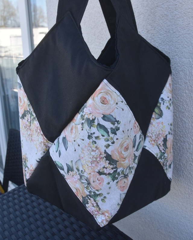 Shopper- und Badetasche mit Wasserabweisenden Stoff inkl. separates Täschchen mit Rosen