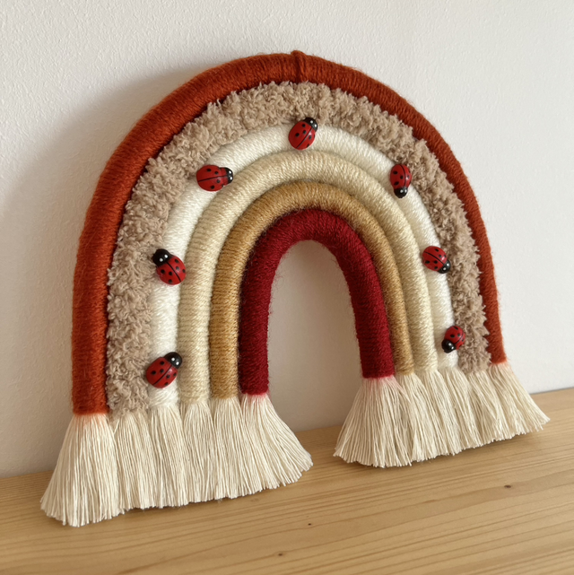 Arc en ciel en macramé coccinelles 
