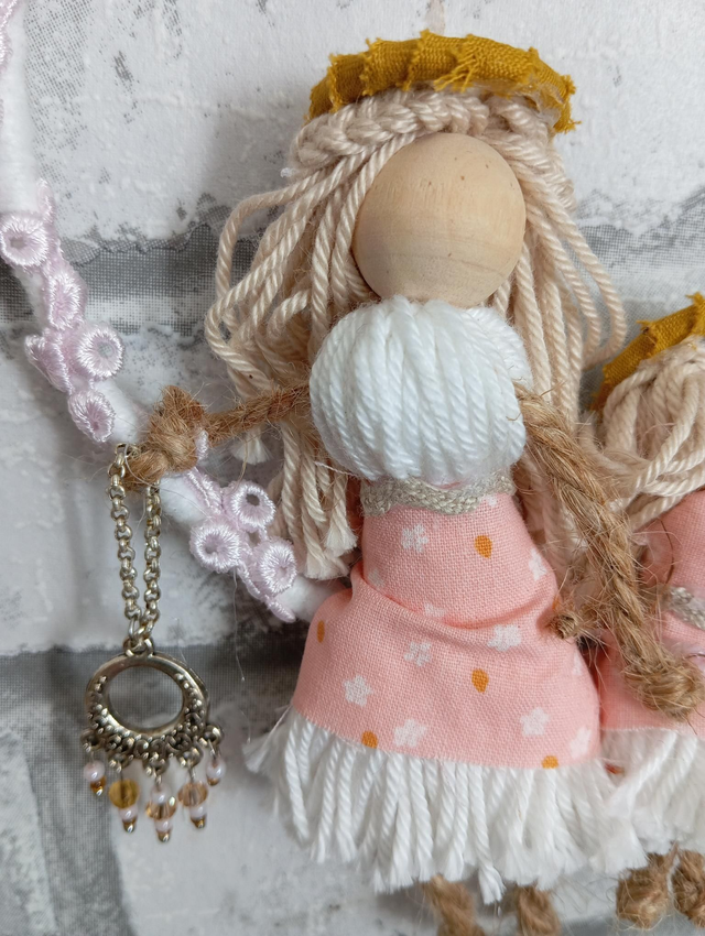 Miss Gwen, Nissan, Moli