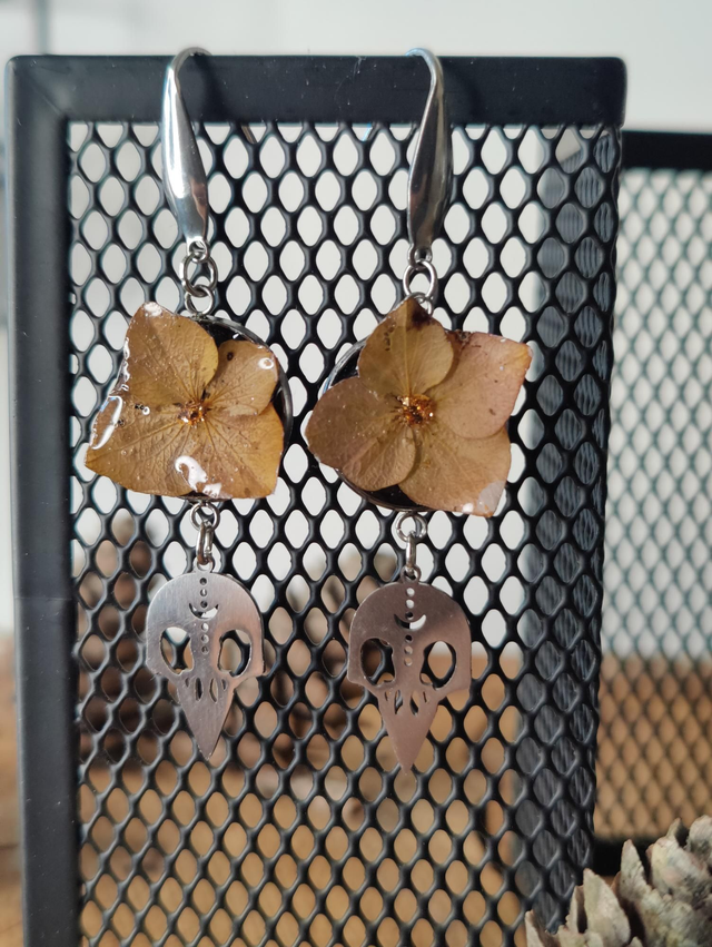 Boucles d'oreilles crâne de corbeau et fleurs d'hortensias naturelles 
