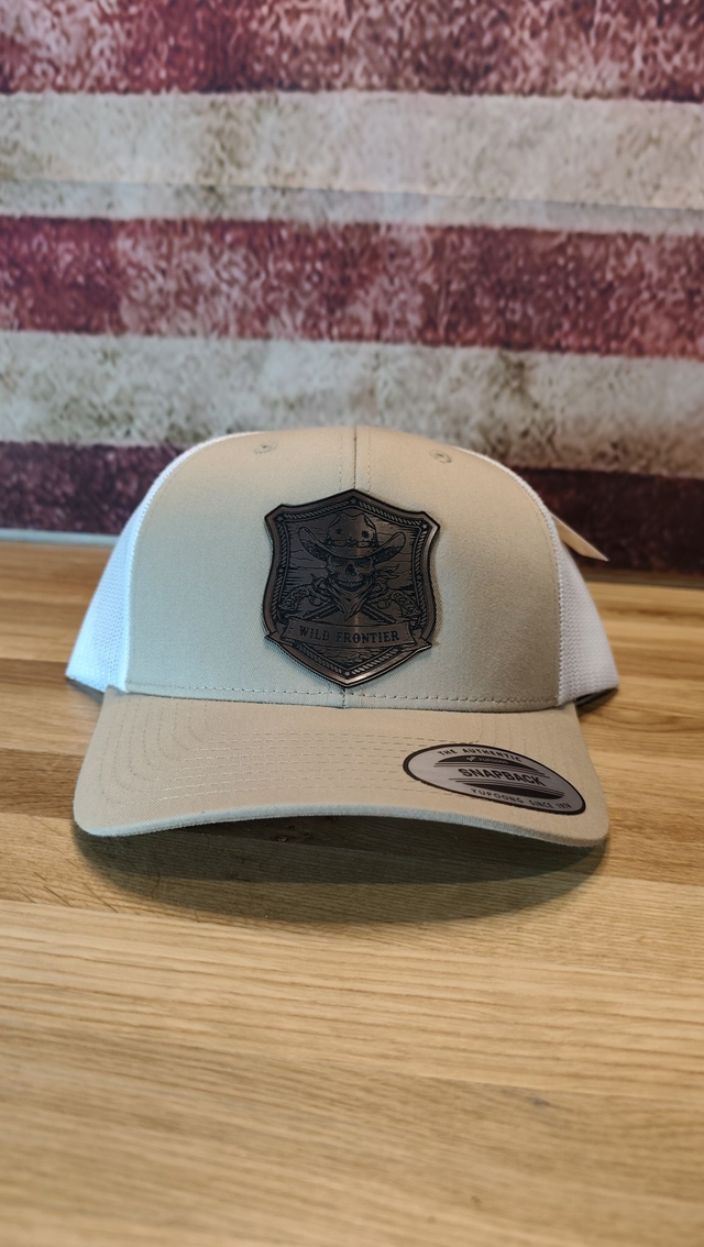 Trucker Beige / Blanc – Patch Acrylique Cowboy Skull