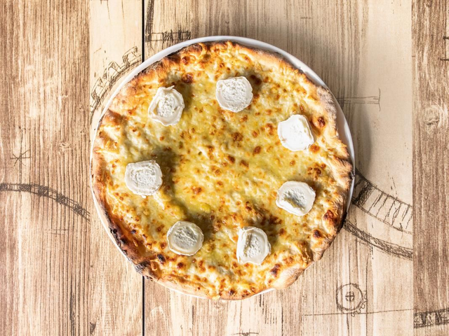 16.Chèvre crème : base crème, mozzarella, emmental français et fromage chèvre 