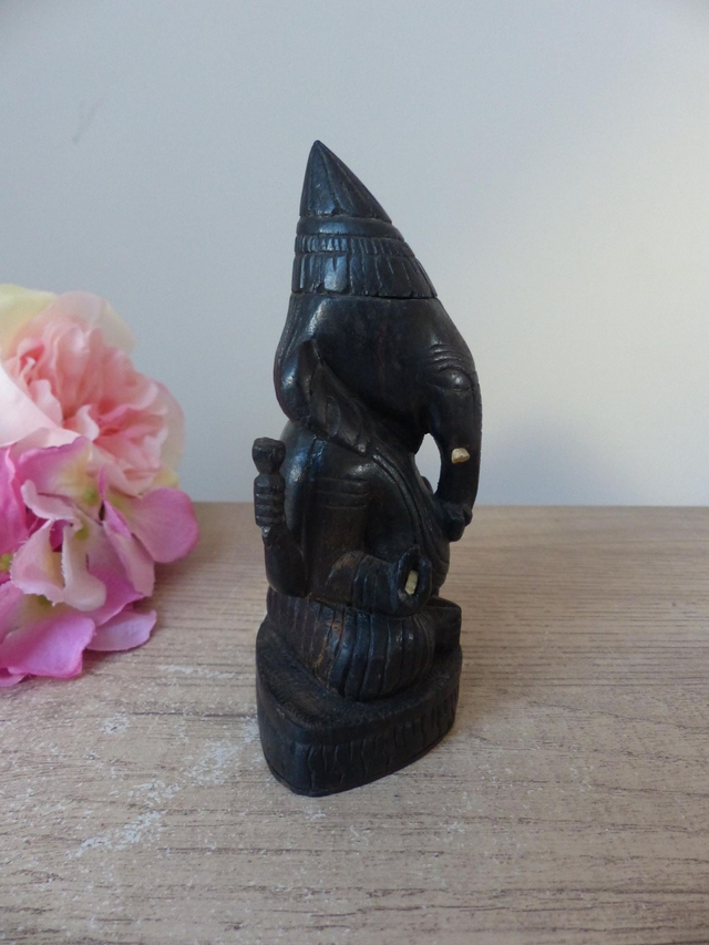 Statuette artisanale de Ganesh en bois marron foncé sculpté à la main – Sculpture hindouiste décorative, symbole de chance et de protection