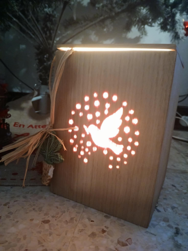 Lampe cube artisanale en bois – lumière révélée à l’allumage