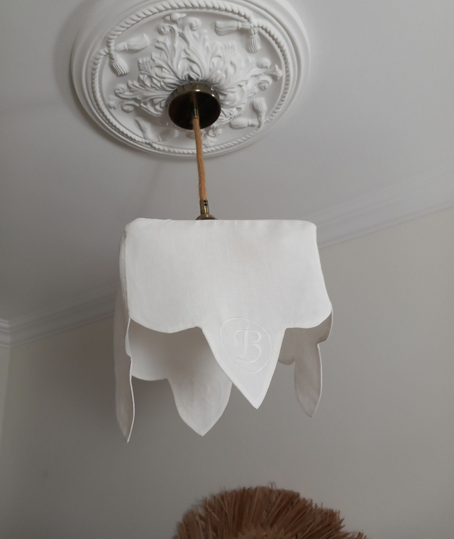 Abat-jour pour suspension en lin blanc brodé des lettres A et B fait main en France -plafonnier forme carrée largeur 25 cm