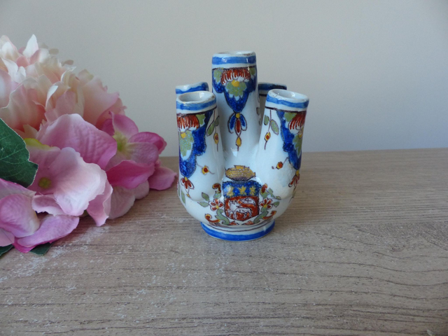 Ancien petit vase pique fleurs en faïence de Rouen peint main, vase miniature avec blason vieux Rouen vintage, petit vase décor floral bleu