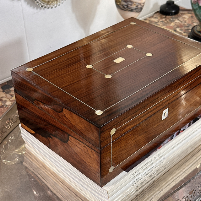 Caixa de costura victoriana em Pau Santo e Madrepérola