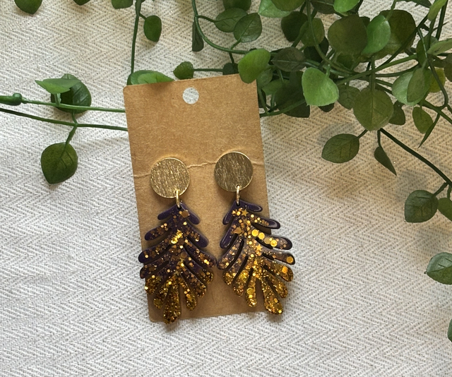 Boucles d’oreilles résine violettes et dorées 