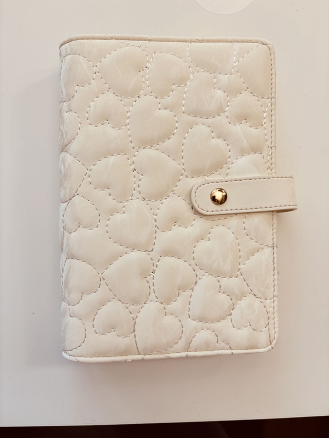 Classeur blanc avec coeurs