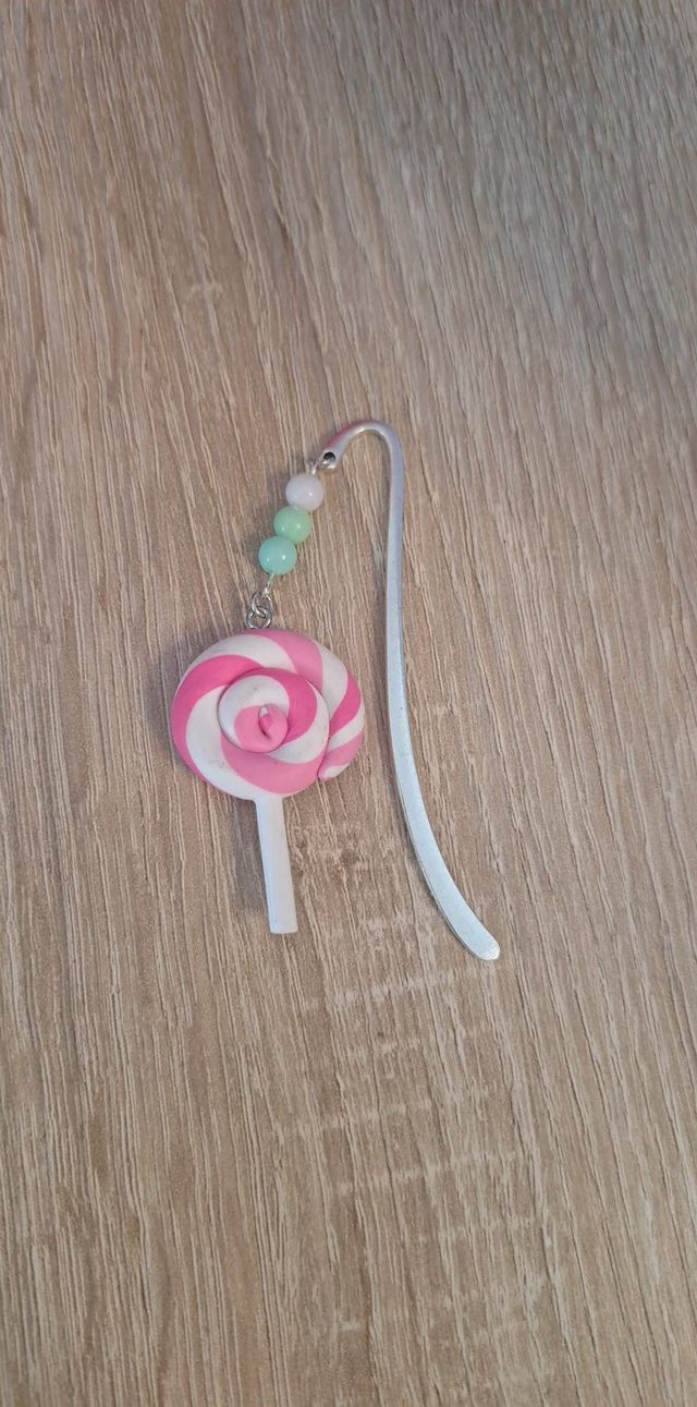Marque-page fait main en métal avec breloque sucette rose