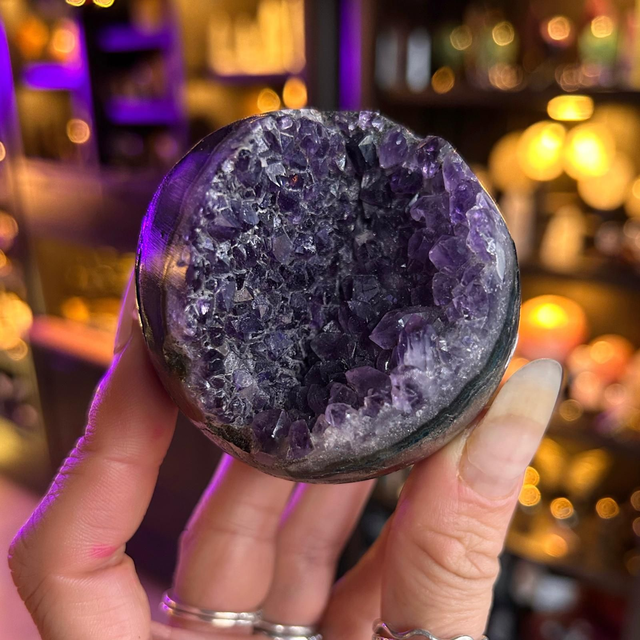 Open Mouth Amethyst Sphere R63G1 (Middle)