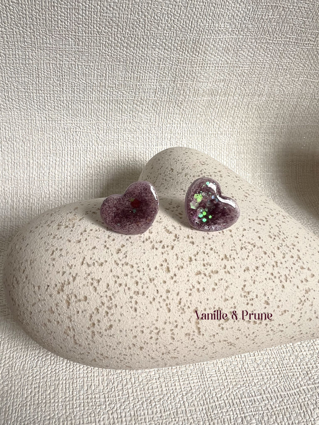 Boucles d'oreilles petits coeurs parme nacré et paillettes violettes irisées AB