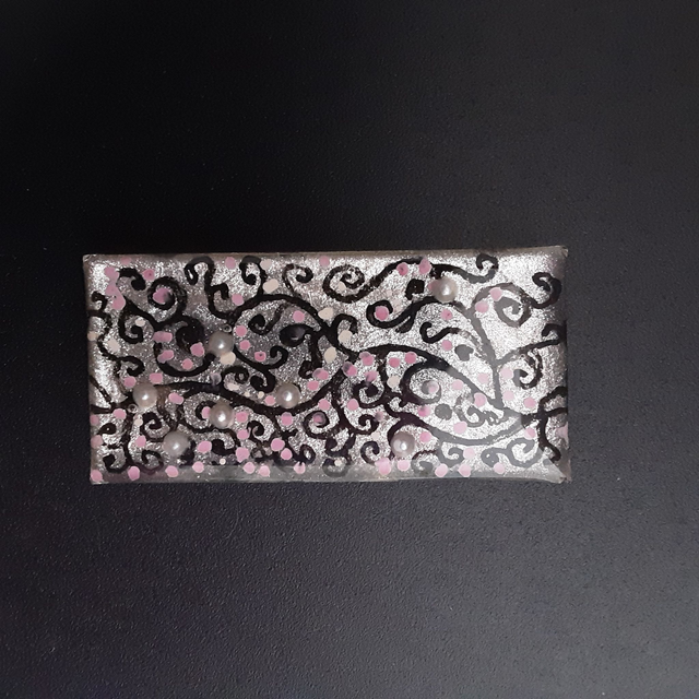 Broche grand rectangle collection arabesque fond argent et entrelacs noir et rose perlé de nacré