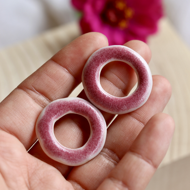 Boucles d&#039;oreilles en porcelaine - Puces