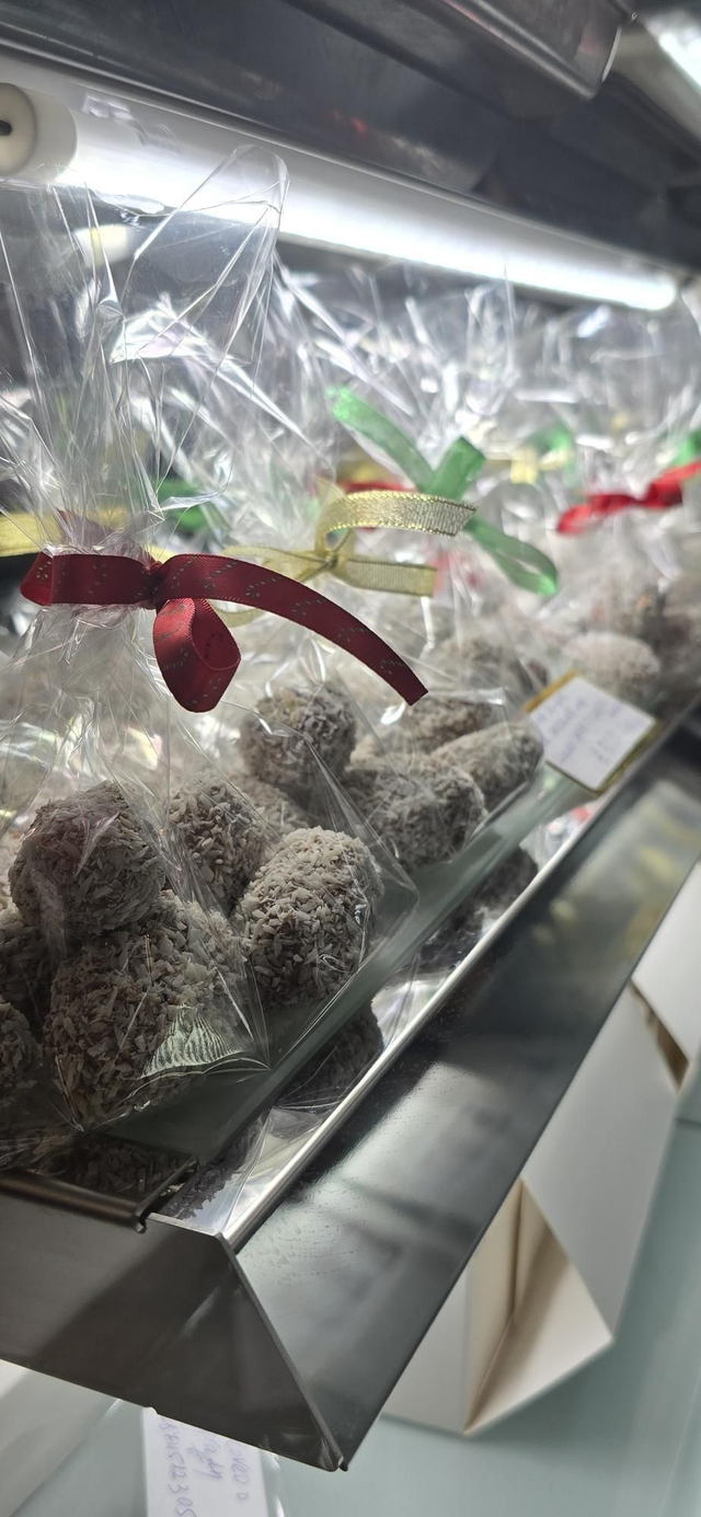 Chocolate dates with roasted almond 