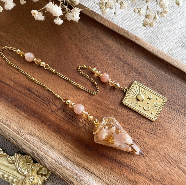 Pendule divinatoire pierre de lune rose, modèle soleil lune