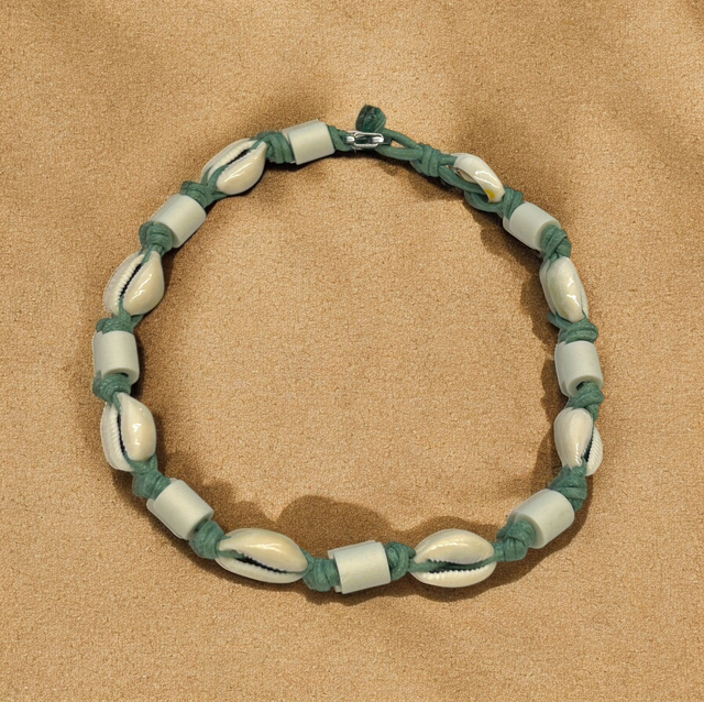 Collier anti-tiques Cauri vert 41cm