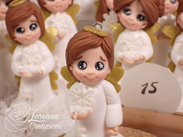 Angioletto del Natale 2025 n°15  con fiocco di neve, modellato e dipinto a mano. Pezzo unico, da collezione, firmato e numerato. Made in Italy, made in Treviso, Lorenza Creazioni.
